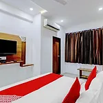 Oyo 81729 Hotel Blue Star